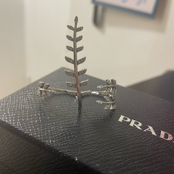 Meghan Markle Ring - Picture 2 of 4